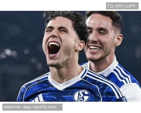 多特蒙德关注沙尔克年轻中前卫埃尔法乌齐引发挖角传闻 多特蒙德关注沙尔克年轻中前卫埃尔法乌齐引发挖角传闻